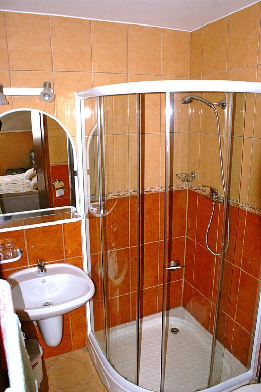 Abigel Vendeghaz Hotel Harkany Bilik gambar